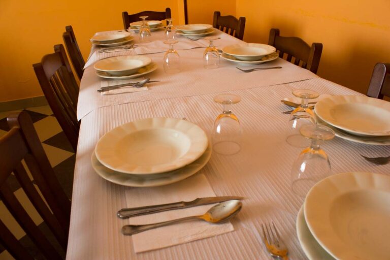 http://gusuguito.com/wp-content/uploads/2019/10/hostal-illan-comedor-01.jpg