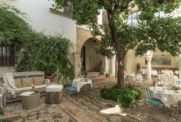 http://gusuguito.com/wp-content/uploads/2020/01/Hotel-Restaurante-Los-Patios2.jpg