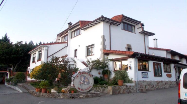 Albergue La Cabana del Abuelo Peuto Guemes Cantabria Camino del Norte 01 768x431