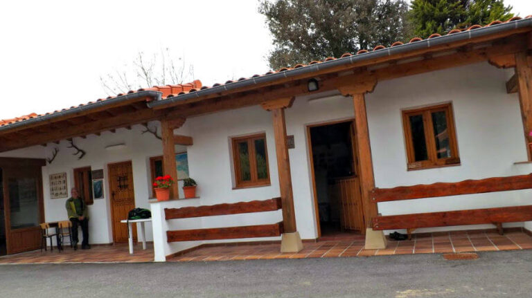 http://gusuguito.com/wp-content/uploads/2020/02/Albergue_La_Cabana_del_Abuelo_Peuto_Guemes_Cantabria_Camino_del_Norte_08.jpg