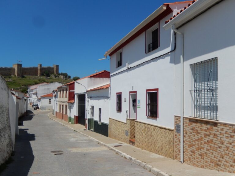 Fachada con castillo de fondo 1024x768 1 768x576